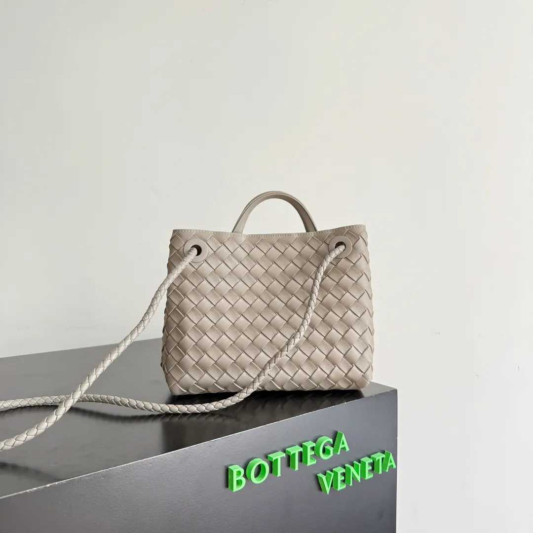 The new Andiamo batch of 3060 BV is shipped‼ ️The classic intercciato weaving process is used to create a soft bag, the metal knot is made of micro-cast aluminum using jewelry technology🪢, and the decorative beads are made of metal and hand-polished oak, allowing you to jump repeatedly between elegance and fun💃, making it unpredictable. Classic and versatile, it shows off your temperament, and the bag has a large capacity, making it very convenient for daily commuting! It has a variety of carrying methods, the shoulder straps can be adjusted by yourself, the original lambskin feels soft and delicate, and the unisex style breaks gender boundaries and brings a more practical and long-lasting use experience. The Andiamo, which has both elegant and casual styles, perfectly interprets the "fashionable old money style". Style number: 743568+wood hardware Color: stone gray Size: 25*22*10.5cm